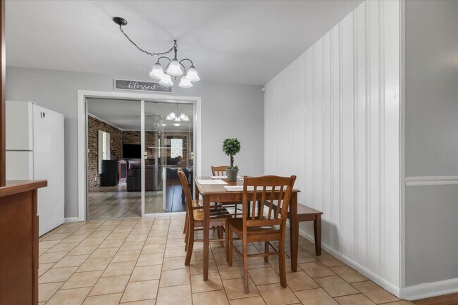 Building Photo - 1917 Sharon Rd