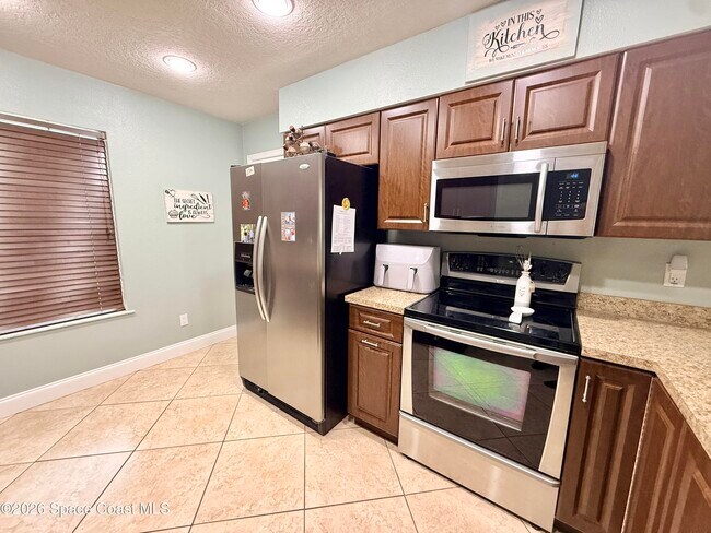 Building Photo - 1046 W Samms Ave