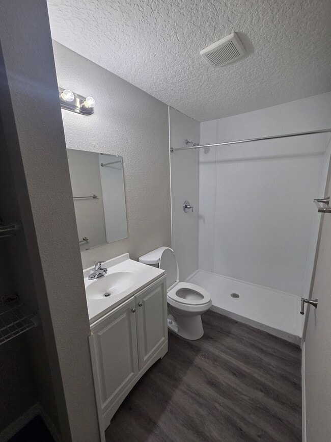 Building Photo - 3 bed 2 bath