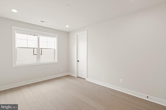 Building Photo - 857 N Manchester St