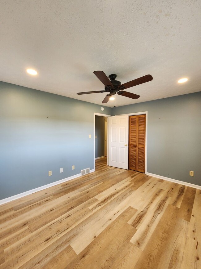 Building Photo - Large Brick Ranch-Rental