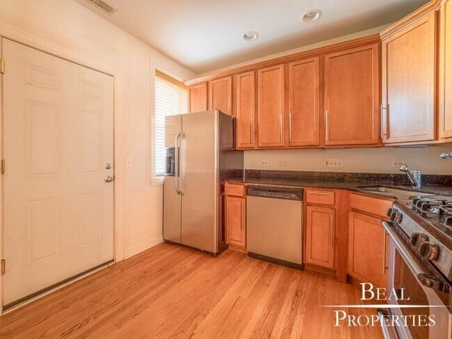 Building Photo - 2 bedroom in CHICAGO IL 60657
