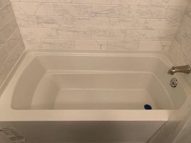 tub/shower - 109 Blithe Ct
