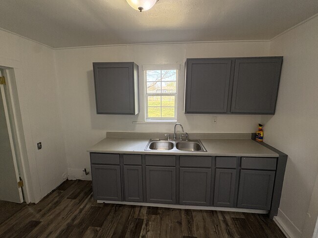 Building Photo - 730 W 8th St