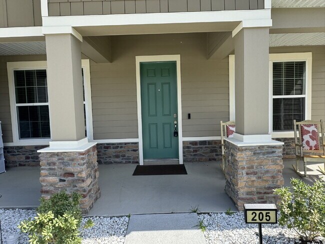 Building Photo - For Rent - Spring Move in Special ... 2nd Month's Rent FREE! (if sign a lease before the end of M...