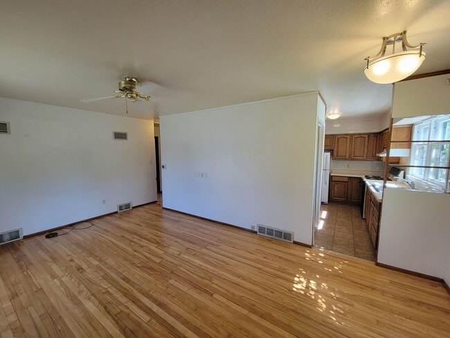 Building Photo - 2 Bedroom House