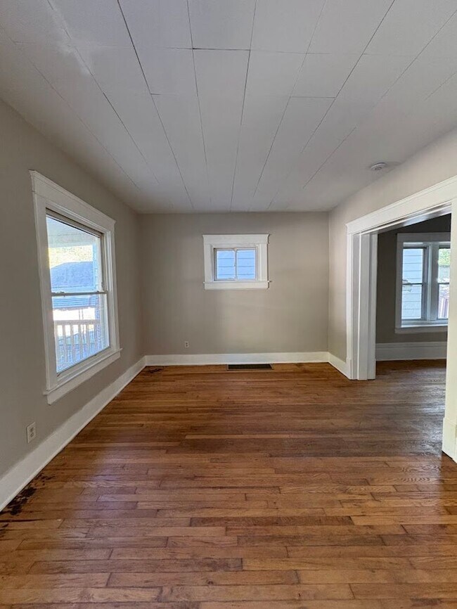Building Photo - Four bedroom one bathroom home for rent