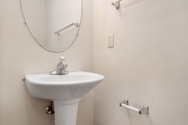 Building Photo - Beautiful End-Unit Townhome for Rent
