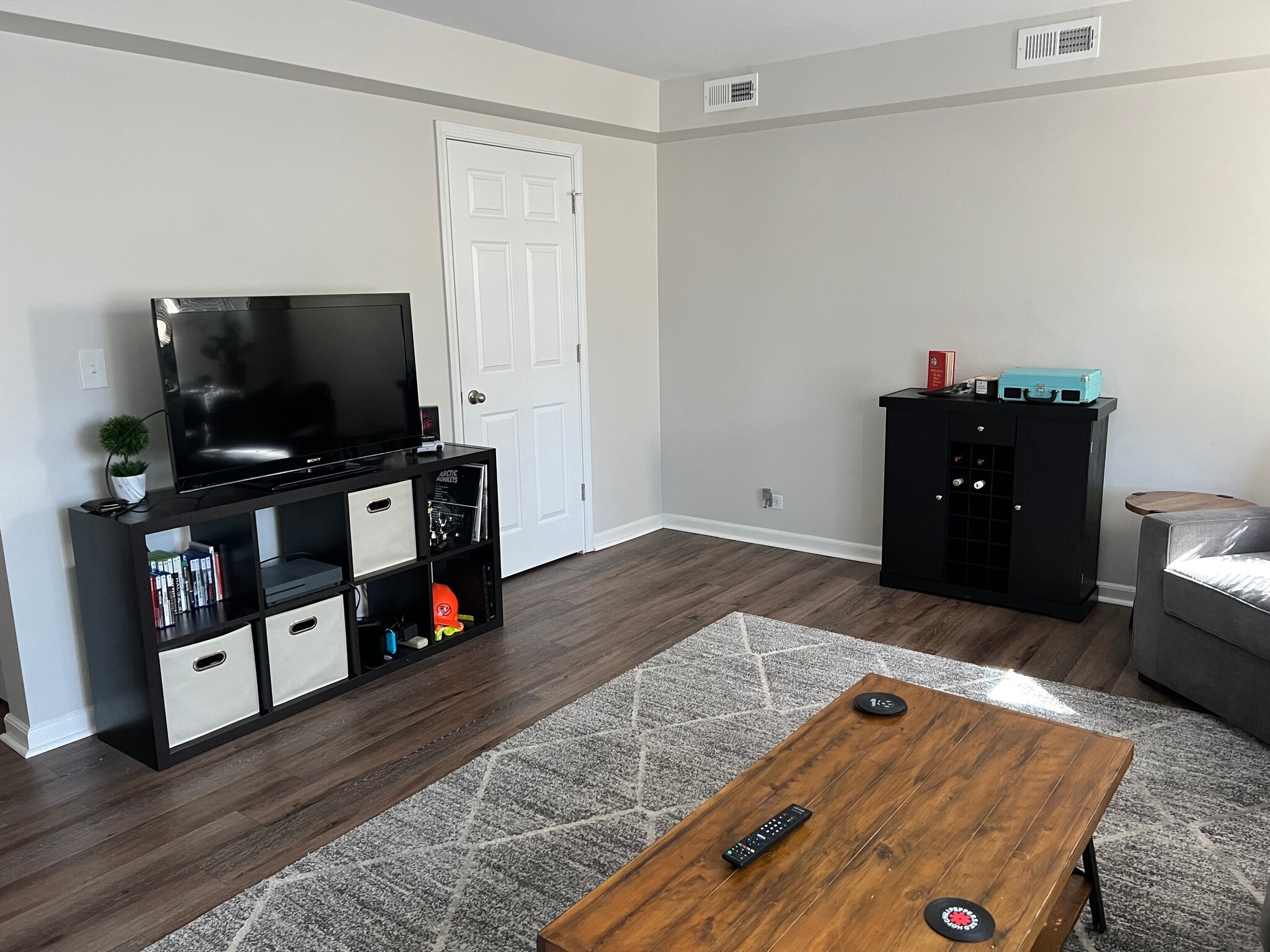 Living room - 6626 W Devon Ave