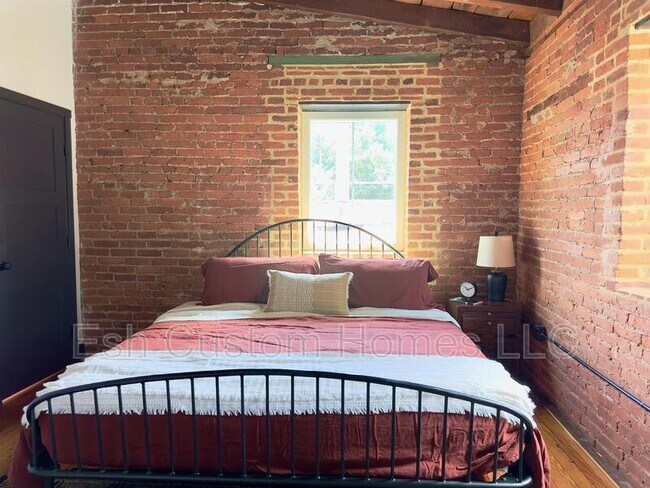 Building Photo - 437 W Grant St