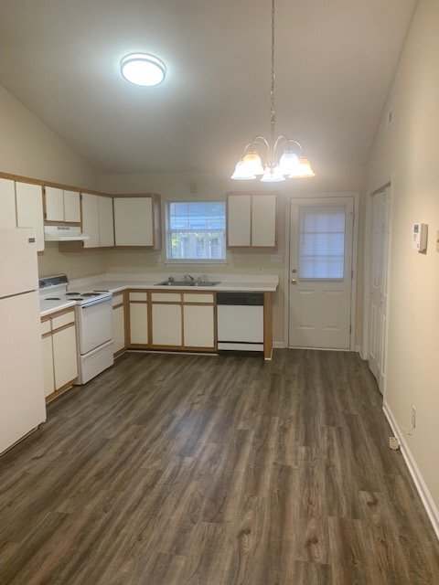 Building Photo - "Charming 2-Bedroom Duplex with 2 Full Bat...
