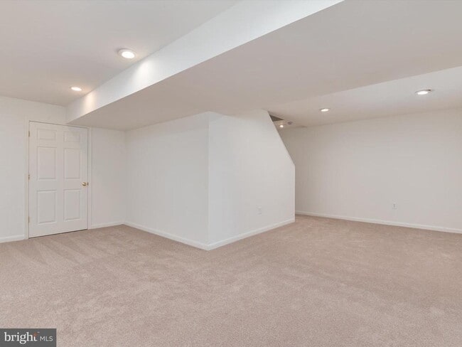 Building Photo - 402 S Cherry Grove Ave