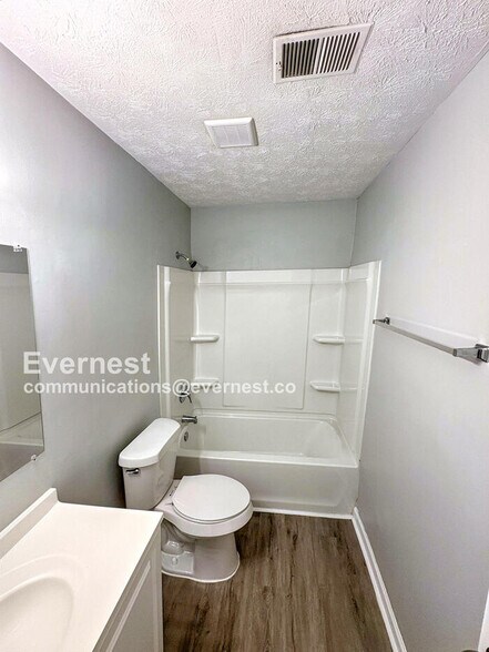 Building Photo - 8572 Glenwoods Dr