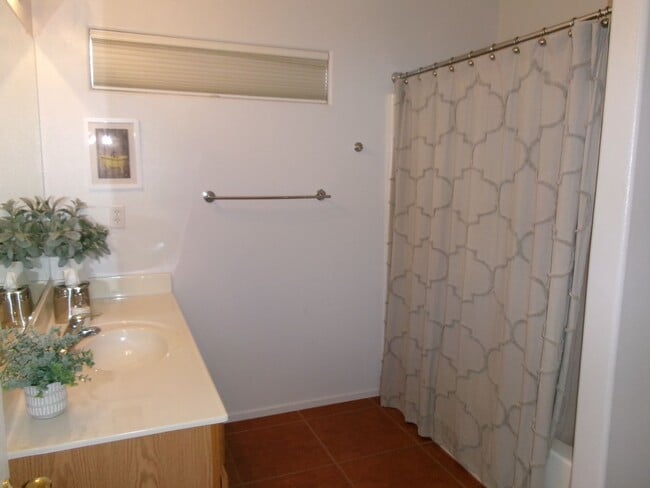 Building Photo - Furnished Enchantment Condo
