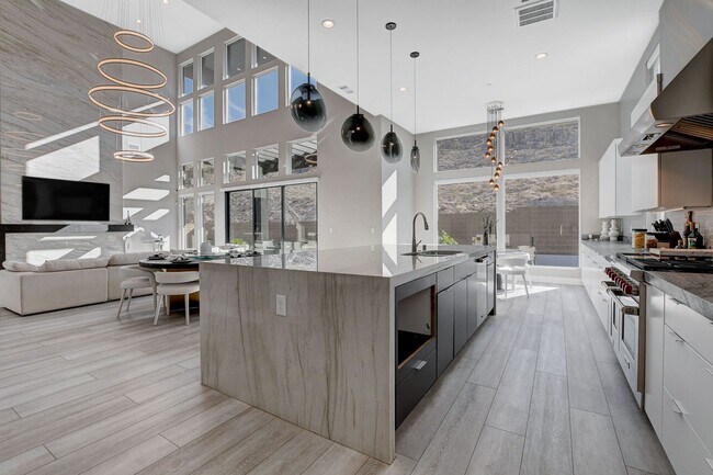 Building Photo - Mesa Ridge Luxury Oasis Feathertop