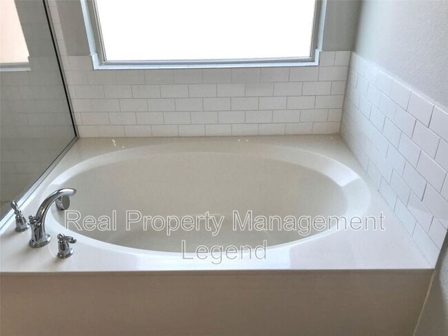 Building Photo - 4021 Lazy River Ranch Rd