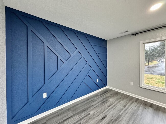 Building Photo - Fully-Updated 1st-Time Rental! Ready NOW! Pet Friendly w/Large, Detached Garage Workshop!