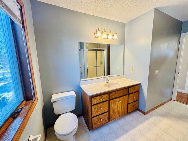 Building Photo - Charming Chaska Retreat: Spacious Single Family Homer 3-Bedroom 2.5 Bathroom Home with Finished B...