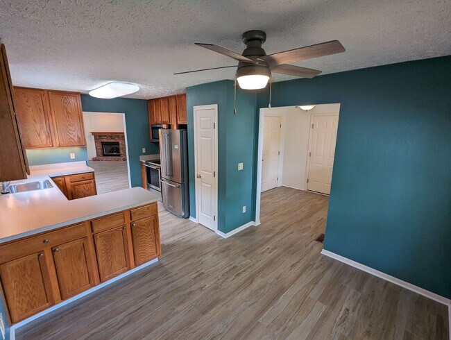 Building Photo - Spacious 3-Bedroom Ranch with Private Mast...