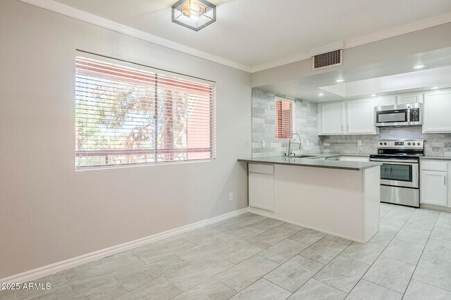 Building Photo - 4303 E Cactus Rd
