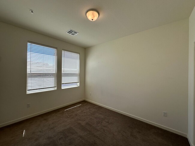 Building Photo - Beautiful Sun Valley Townhome!
