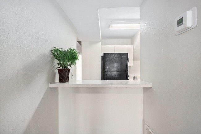 Building Photo - Excellent location under $1500!