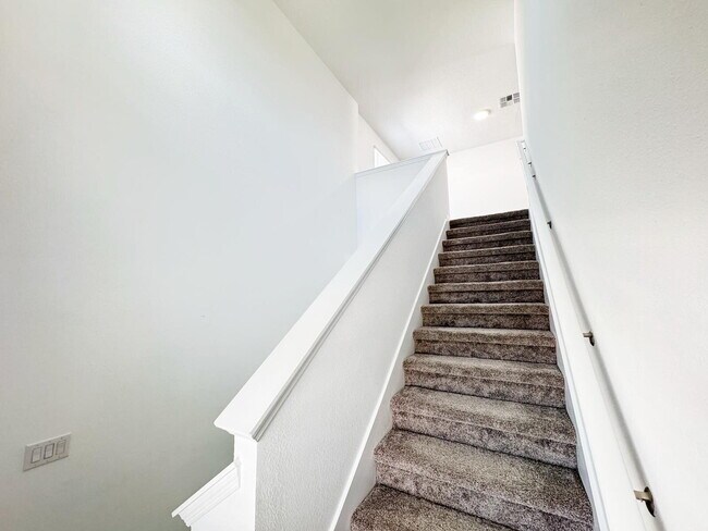 Building Photo - Single Family 4 Bedroom Home for Rent