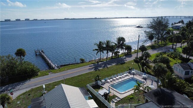 Building Photo - 4800 NE Blue Heron Ln