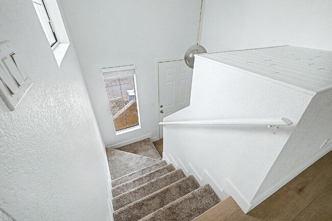 Building Photo - 818 S Westwood