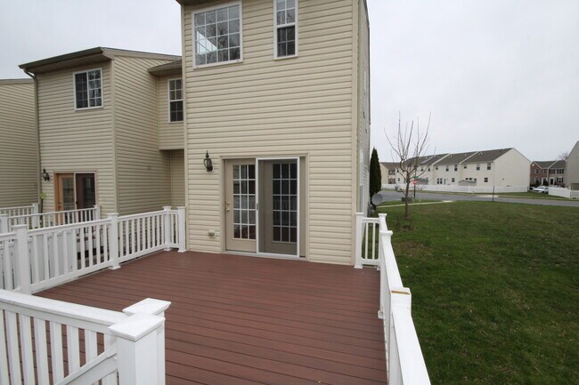 Building Photo - *Coming Soon!*  Large end unit town home i...