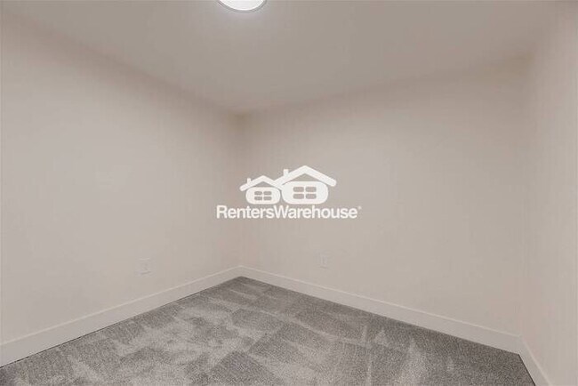 Building Photo - 12-17 MONTH LEASE! Available 7/14! Light A...