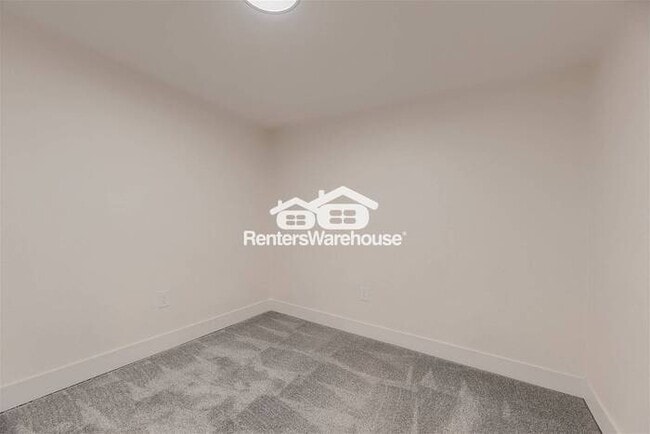 Building Photo - 12-17 MONTH LEASE! Available now! Light An...