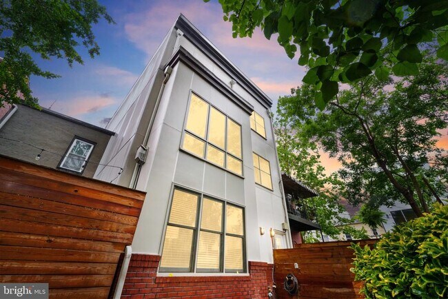 Building Photo - 1423 1st St NW
