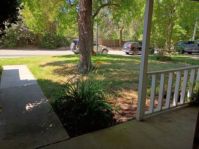Building Photo - AVAILABLE NOW! excellent Fair Oaks Location 3 Bedroom Home!