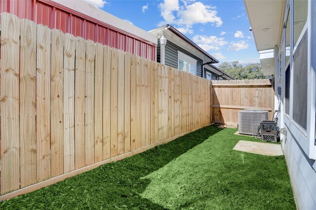 Building Photo - 2013 Cochran St