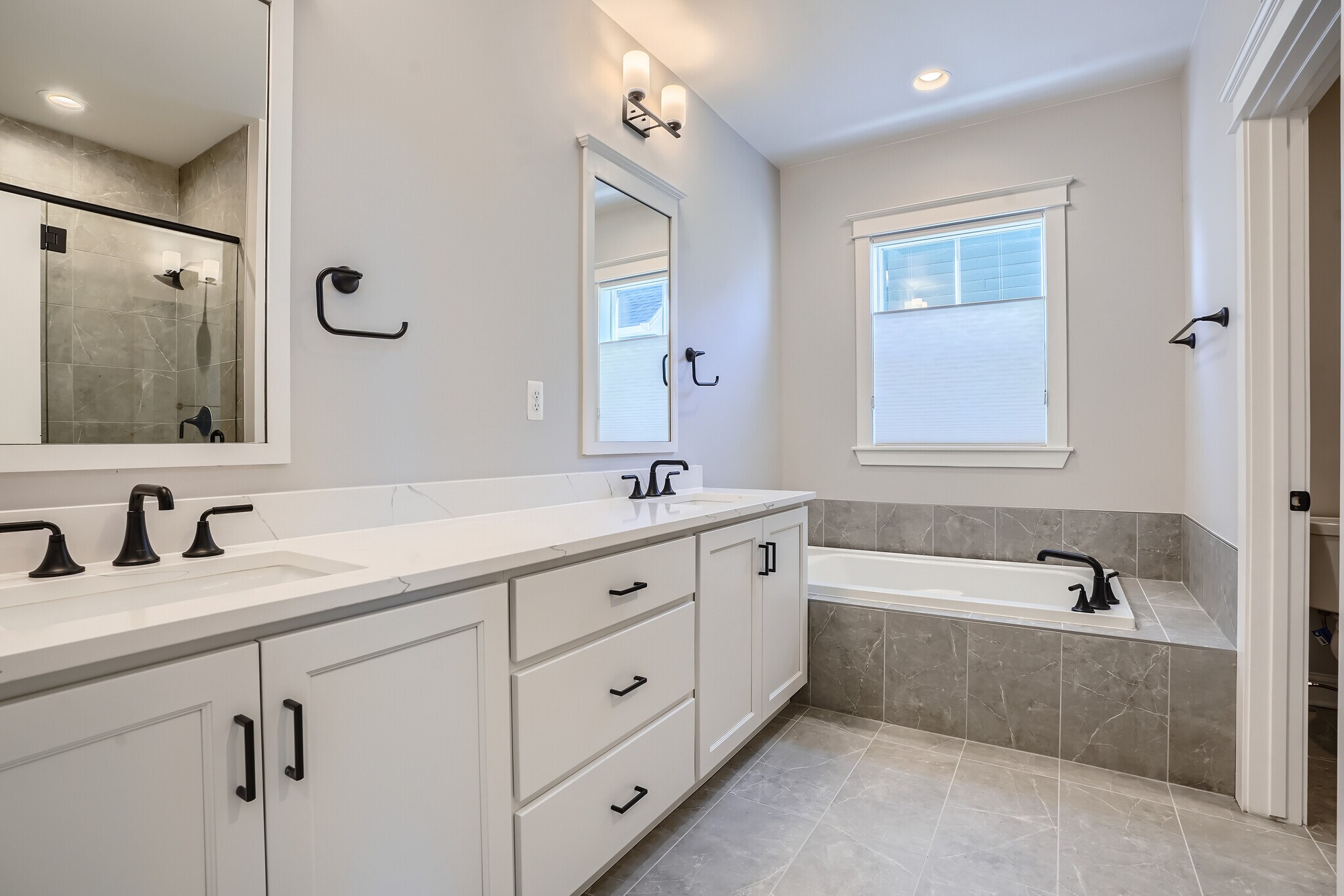 primary bedroom en-suite bathroom - 21235 E 61st Dr