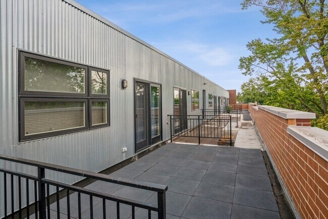 Building Photo - 7205 N Oakley Ave