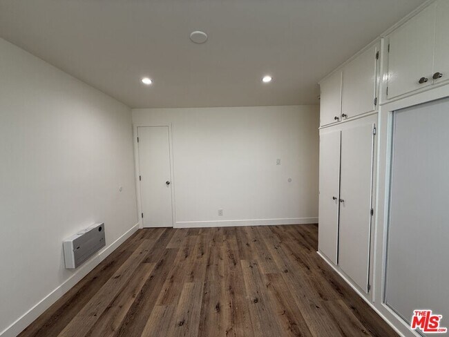 Building Photo - 2400 Vanderbilt Ln