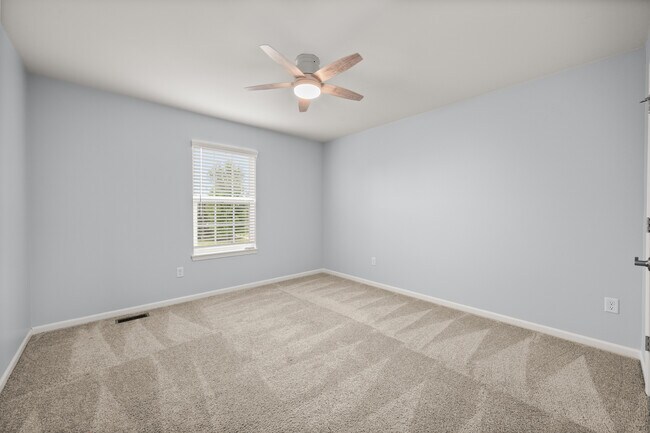 Building Photo - 406 Mary Ann Cir