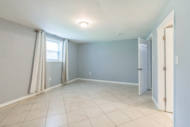 Building Photo - Pet Friendly Mid-Century Modern 4/Bedroom,...