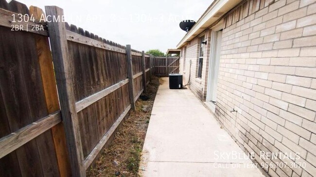 Building Photo - 1304 Acme Ln