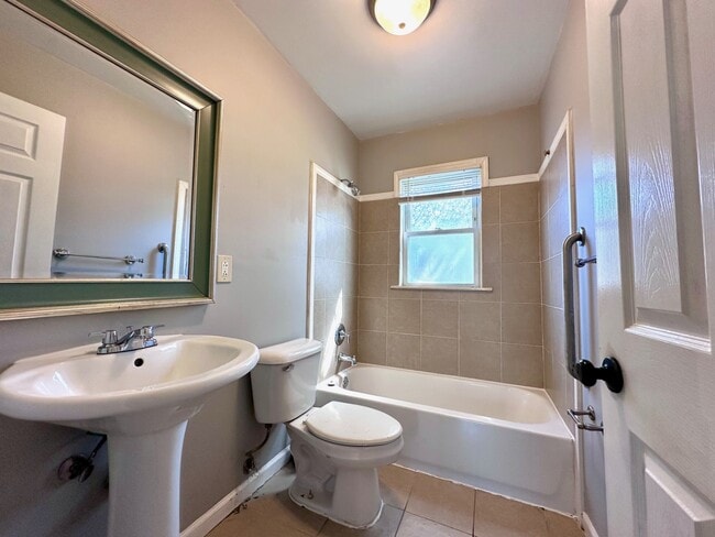 Building Photo - 1697 London