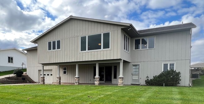 Building Photo - Four Bedroom on Rushmore Lake