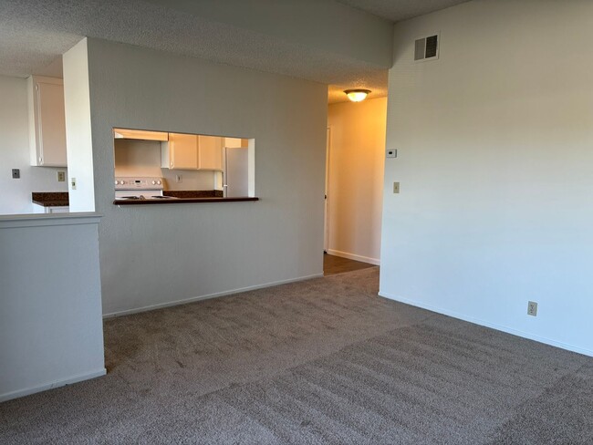 Building Photo - Spacious One bedroom