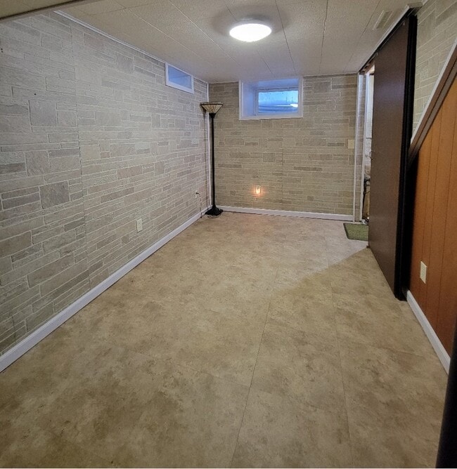 Building Photo - 515 N 8th Ave