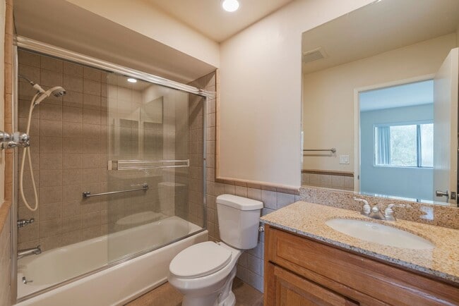 Building Photo - RPV Remodeled 2 bed 3 bath townhome in gat...