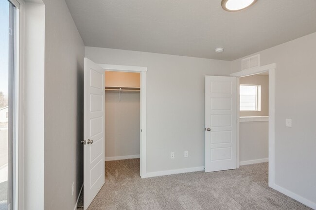 Building Photo - Beautiful, Modern 2 Bedroom Cottage Available!