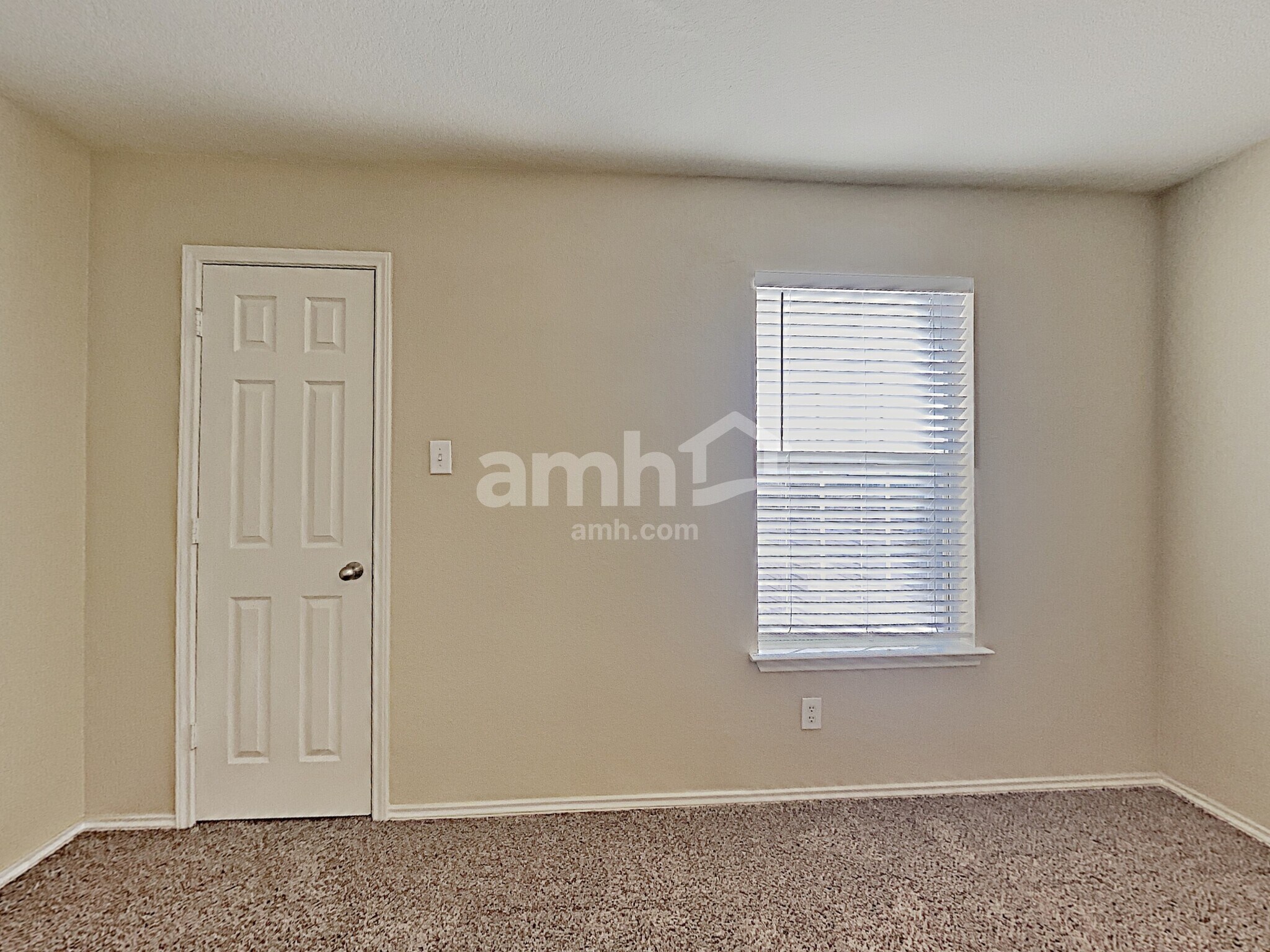 Building Photo - 5839 Sherbrooke Oak