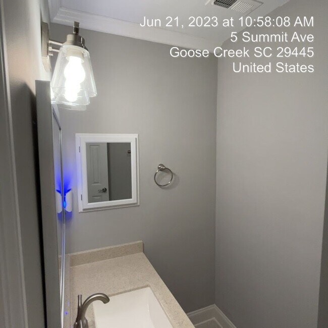 Building Photo - Relaxed Living with Spacious Yard in Goose...