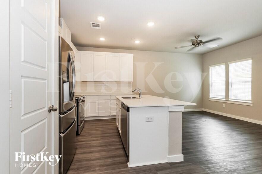 Building Photo - 305 N Centro Cir